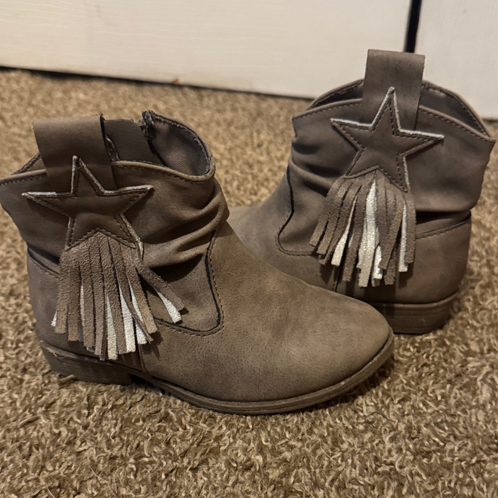 Wonder Nation Gray Star Fringe Kids Boots